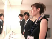 大奶女優椎名由奈在公共洗手间肏爆兩位男同事