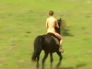 正妹草原上裸身騎馬身材完美無瑕