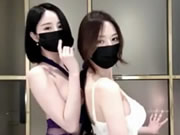 兩個口罩裸女跳舞